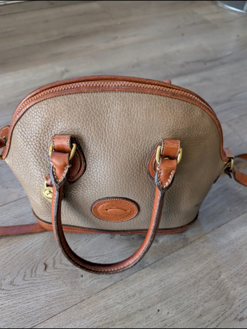 ✨ Vintage Dooney & Bourke Taupe and Brown Pebble Leather Dome Satchel - Picture 3 of 16